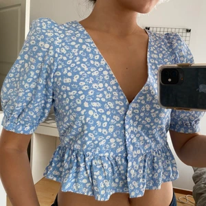 Ljusblå blus från zara - Så söt blus från zara. Lite croppad. Möts eller fraktar. 