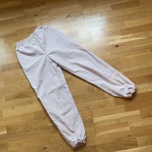 Rutiga pyjamasbyxor - Rosa-vitrutiga pyjamasbyxor som jag sytt själv💕 är tyvärr för korta på mig så jag skulle säga att de passar alla från 150-170 beroende på hur man vill att de ska sitta!
