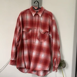 Red flannel - Condition 10/10. Oversized fit ( I usually wear M ), really great material and keeps you warm. Skriv i privat för mer bilder! Betalningen sker via swish. Shipping cost not included in the price ❤️
