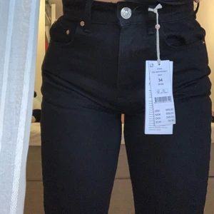 90’s high wasited jeans  - Helt och hållet oanvända med prislapp på! Kontakta mig för fler bilder. Säljer då dom är för små för mig och tappade bort kvittot. Original pris är 599kr från Ginatricot. 