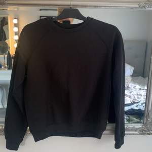 Jätte fin svart basic sweatshirt som aldrig är använd. Den bara ligger i min garderob. 90+frakt 