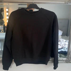 Basic sweatshirt  - Jätte fin svart basic sweatshirt som aldrig är använd. Den bara ligger i min garderob. 90+frakt 