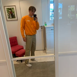 Vintage vans crew neck size M - Säljer en vintage tröja från vans. Den är köpt i vintage avdelningen av vans store london. Storleken är medium och tröjan är cirka 2 år gammal från köp. Sitter bra och det är inget fel på tröjan.  Köpte tröjan för 1300kr