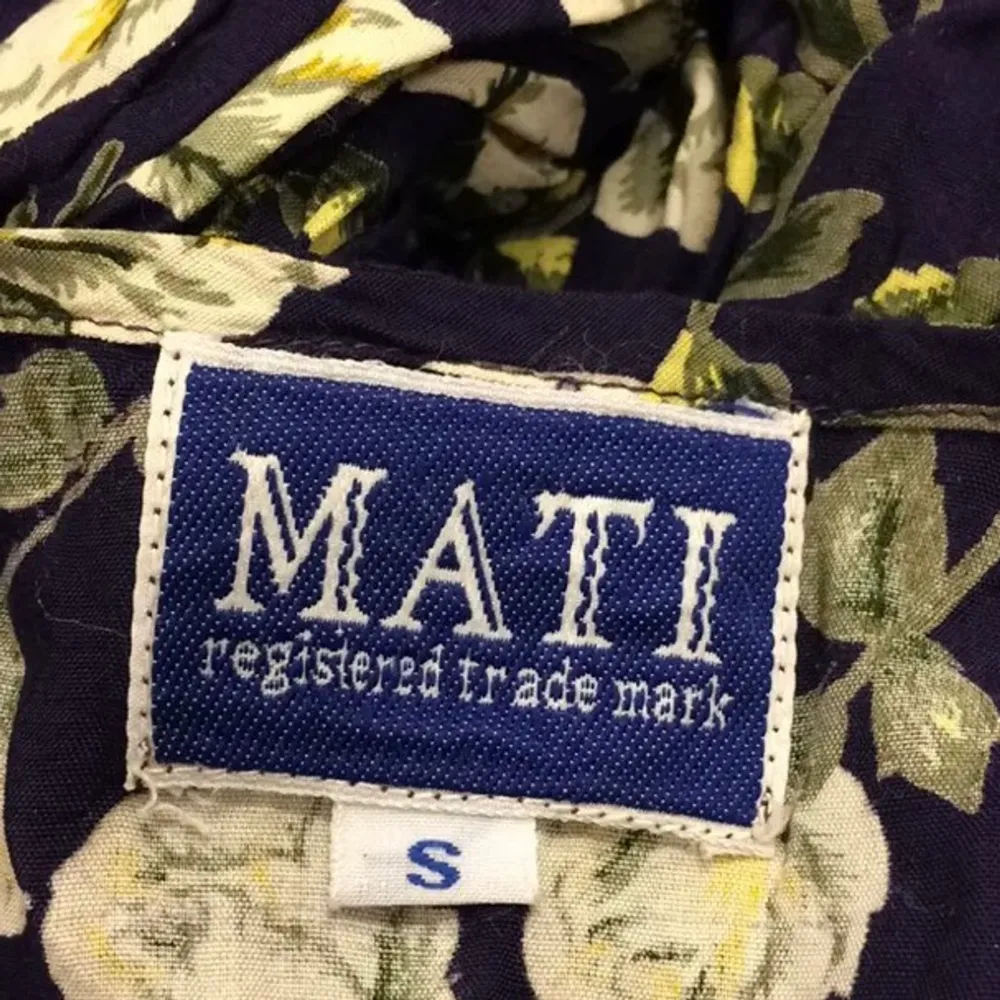 Blommig klänning köpt från sellpy märke MATI i storlek S. . Klänningar.