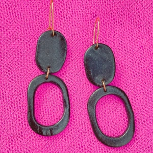 Handgjorda smycke - Handgjorda örhängen som är hållbara och väldig fina på. Skriv till mig om ni vill ha personaliserade smycke😉😉💕💕😚