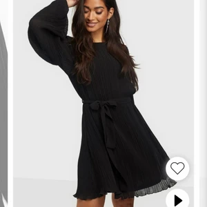 Klänning  - Fin klänning som passar till vintern och sommaren! En julklänning och en sommarklänning klänningen är aldrig använd och har prislappen kvar. Exakt samma klänning som på 1a bilden fast röd❣️