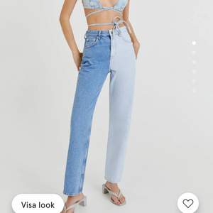 En intressekoll på mina superfina jeans från pull and bear. Dessa jeans är helt nya med lapparna på. Passar någon som ungefär är 170-175. Jeansen är i storlek 38, jag har vanligtvis 36 men ville ha dem lite mer lösa i midjan. Skriv i kommentarerna vad ni vill köpa dem för. 