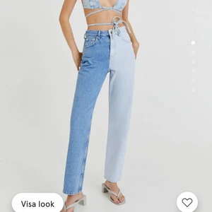Jeans med färgblock - En intressekoll på mina superfina jeans från pull and bear. Dessa jeans är helt nya med lapparna på. Passar någon som ungefär är 170-175. Jeansen är i storlek 38, jag har vanligtvis 36 men ville ha dem lite mer lösa i midjan. Skriv i kommentarerna vad ni vill köpa dem för. 