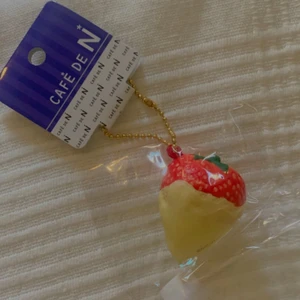 Café D n white chocolate dipped squishy  - Hej, jag säljer ett flertal märkes squishys som är helt nya. Priserna är fasta och kan alltså inte disskuteras. Jag säljer dessa genom att frakta dem till kunden nu under rådande omständigheter. Jag äger dessutom en Instagram där jag säljer massa mer saker samt lägger ut rabatter & postbevis 