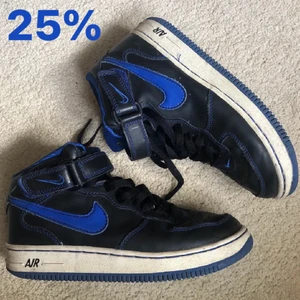 Nike air - Säljer dessa Nike air skor i svart med blå detaljer! Storlek 37,5! Sviinsnygga men inte nyskick, de är ganska väl använda men ser fortfarande fräscha ut! Lite smutsiga (går nog att tvätta) samt litet hål i innertyget vid hälen (se bild 3, syns ej på utsidan). Skriv privat för fler bilder eller frågor!💞💞💞