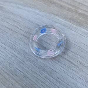 Blomm ringar 💙💖 - Nu säljer vi dessa coola ringar!🤩dem passar helt perfekt hela året! Köp en för 35 två för 70 och tre för 90 kr!💕🤩