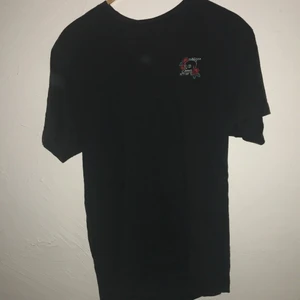 T-shirt med motiv - T-shirt från hm i storlek xs pris kan diskuteras