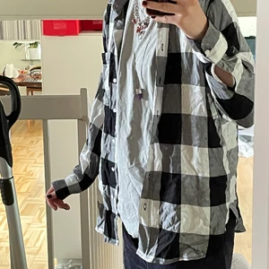 Svartvit rutig skjorta - Svart rutig skjorta i bra skick, använd enstaka gånger. Skönt tyg och är i storlek EUR 42. Ganska liten i storleken och är lite oversized på mig som vanligtvis har xs/s 😁. Kontakta vid frågor, fler bilder eller vid intresse :) köparen betalar frakten!!