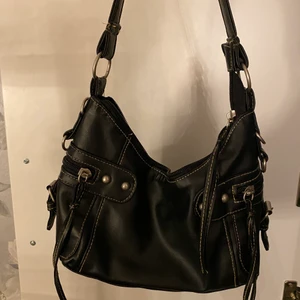 Väska - En gammal väska som inte kommer till användning, sitter som en minibag💗 ska fixa mer bilder när jag har tillgång till den! Om anonsen finns kvar gör även väskan det! ~kolla gärna in min profil~