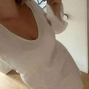 Vit klänning M - Superfin vit klänning i 100% bomull. Använd 1-2 gånger. Storlek M men passar XS-M beroende på önskad passform🌸