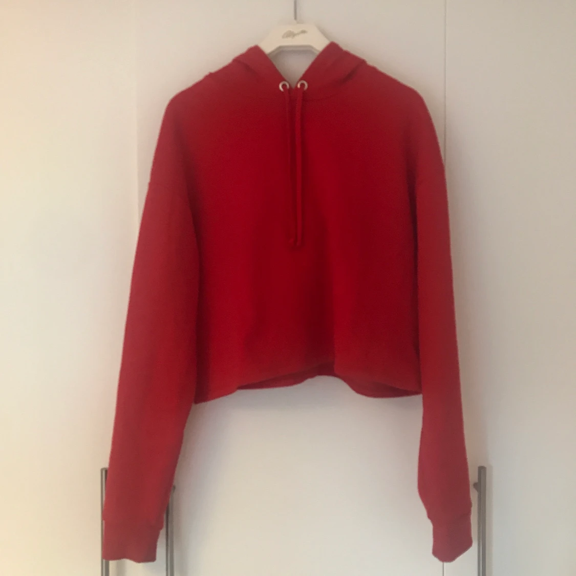 Röd kort hoodie - 90