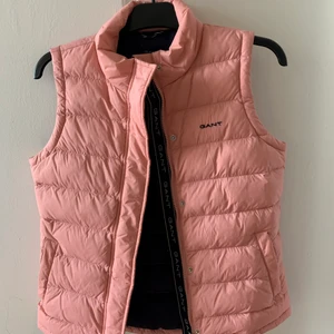 Gant väst  - Gant väst i bra skick! Storlek 156-164, den passar mig väldigt bra och jag har XS/S!🥰 Frakt kan vi diskutera