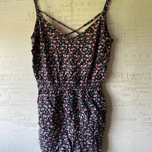 Jumpsuit HM  - Blommig jumpsuit från Hm, storlek 36. Aldrig använd. 