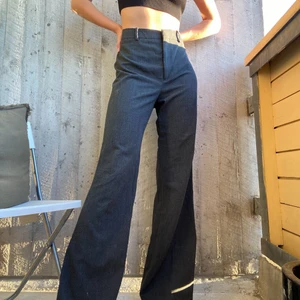 Vida gråa kostymbyxor - Mina älskade favoritbyxor som tyvärr blivit lite förstora för mig. Älskar dessa!! De är jättelånga och passar perfekt för mig som är 185. 💞🙏 superfint skick fortfarande! Strl L men funkar för M också