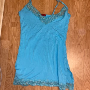  Blå Linne med en liten slits  - Jätte söt linne färg ljus blå. 