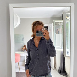 Grå skjorta med detaljer  - Snygg grå skjorta med detaljer vid knapparna. Jätteskönt och snyggt material, lite jeansaktigt och passar till allt! Fin detalj vid knappen och en perfekt modell. Storlek S💕