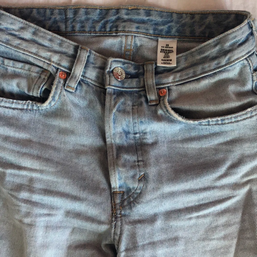 Säljer mina straight jeans från H&M som jag köpte för kanske 5 år sedan, och de har tyvärr blivit för små på mig som är 1,70! Sitter dock jättebra i rumpan❤️ skriv vid frågor💗. Jeans & Byxor.