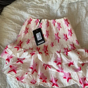 LOAVIES - Kjol Storlek S - Aldrig använd kjol ifrån Loavies! Trodde jag skulle använda mig av denna men det har jag inte gjort.  Därför säljer jag denna! Nypris = 43$ så ca 440kr! Jag börjar bud från 150kr Jag vet inte vad det blir med frakt jag ska kolla upp det! 