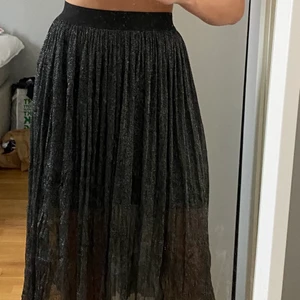 Glittrig kjol i storlek XS - Glittrig kjol i storlek xs. Vet inte vart den är ifrån då jag klippt av lappen. Använt ett fåtal gånger & är i helt okej skick . Köparen står för frakten. 