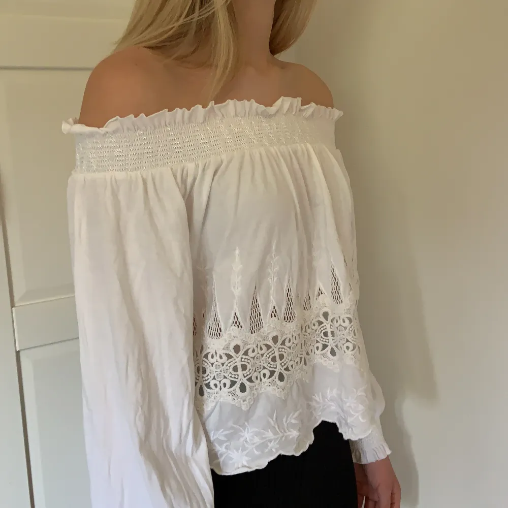 Off shoulder blus från TopShop i storlek 38. Knappt använd och i jättebra skick✨. Toppar.