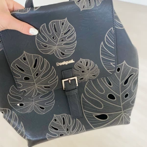 Desingual ryggsäck  - Säljer pga att den inte kommer till andvändning💗 använd en gång så är fortfarande i nyskick💗köpte för 799kr💕 kontakta mig vid frågor