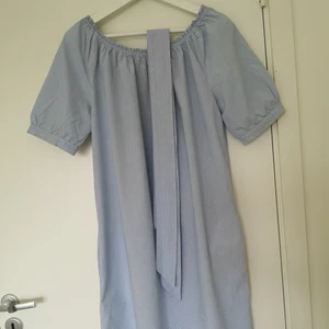 Part Two dress size 36 - Kortärmad, casual klänning. Smalt randigt mönster, löst slipsbälte.  Elastisk halsringning med resårband, volanger vid ärmsluten och knappfästning.  Storlek 36 längd ca.  102cm. 100% bomull. Bra skick.