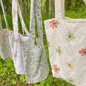 Tote bag - Egensydd tote bag i 100% secondhandtyg med innerficka 😊 Säljer fler via min instagram @lily_isola