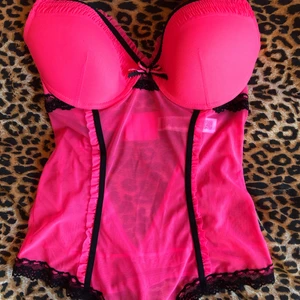 Rosa body/korsett - Jätte fina detaljer i spets och rosetter💖 formar kroppen jätte fint!!! 