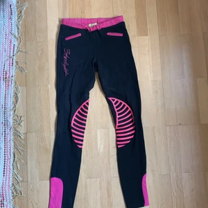 Ridbyxor strl 146/152 - Jag säljer detta par ridbyxor då de inte kommer till användning. Sparsamt använd och i bra skick. Även knäskodda med bra grepp.