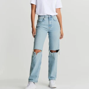 90s high waist jeans - Jag säljer dessa snygga jeansen från Gina Tricot i storlek 36. Dom är använda men är i toppskick.                  Nypris: 499 kr   Mitt pris: 150 kr + 70 kr frakt. Hör av dig vid intresse✨(Köparen står för frakten)🧡 