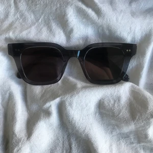 Chimi #004  - Säljer nu mina fina Chimi glasögon i modellen #004 och i färgen Ginger. Glasögona har slutat säljas! Nypris: 1100kr. Mitt pris: 650kr, eller rimligt bud! Skickar alltid med spårbar frakt, 66kr! Frakten betalas av köparen. 