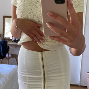 Patricia pepe klänning vit  - Vit klänning från Patricia Pepe. Nypris 2000kr. Storlek 38 (Italiensk)  men skulle säga att den passar xs eller 34 (svensk storlek).🤍