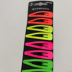 hårspännen - säljer dessa hårspännen i neonfärger (orange, gul, rosa, grön). använda bara några få gånger💕 frakten ingår i priset!