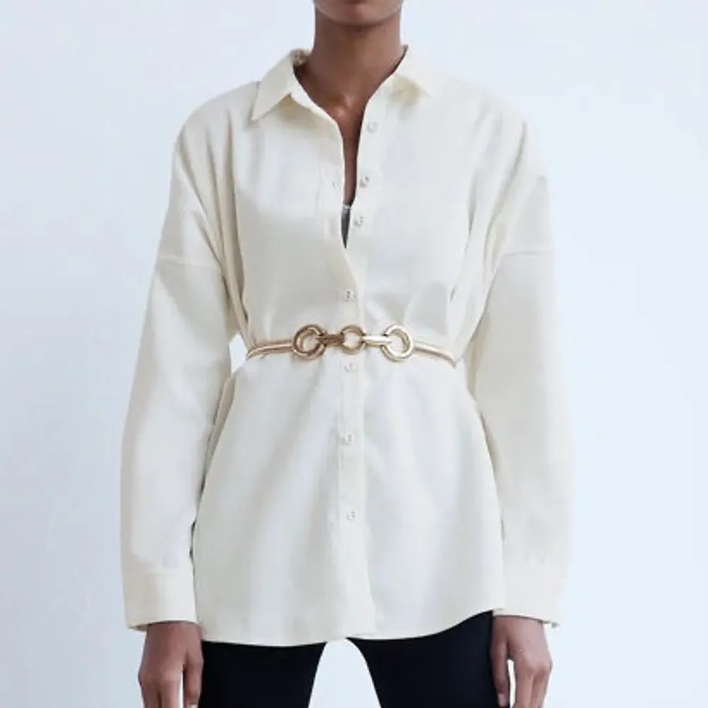 Vit manchesterskjorta från Zara i storlek S. Passar XS-M beroende på hur man vill att den ska sitta. Köptes i höstas och har använts enstaka gånger och säljer därför vidare. Hör av er vid frågor eller önskemål om fler bilder! 💫. Skjortor.