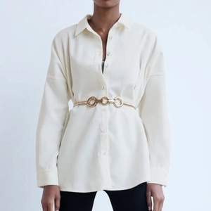 Vit manchesterskjorta från Zara i storlek S. Passar XS-M beroende på hur man vill att den ska sitta. Köptes i höstas och har använts enstaka gånger och säljer därför vidare. Hör av er vid frågor eller önskemål om fler bilder! 💫