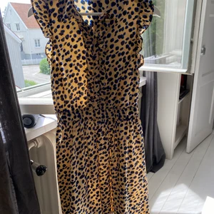 Fin sommarklänning - Jättesöt sommarklänning från VILA i storlek 34. Superfina detaljer och i jättebra skick! Perfekt nu till sommaren💕 Nypris: 499 kronor