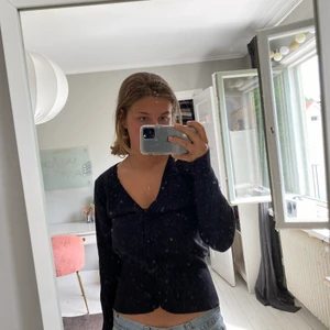 Svart kofta - Jättefin och användbar svart tunn kofta från Tiger of Sweden. Fina detaljer, storlek M💕