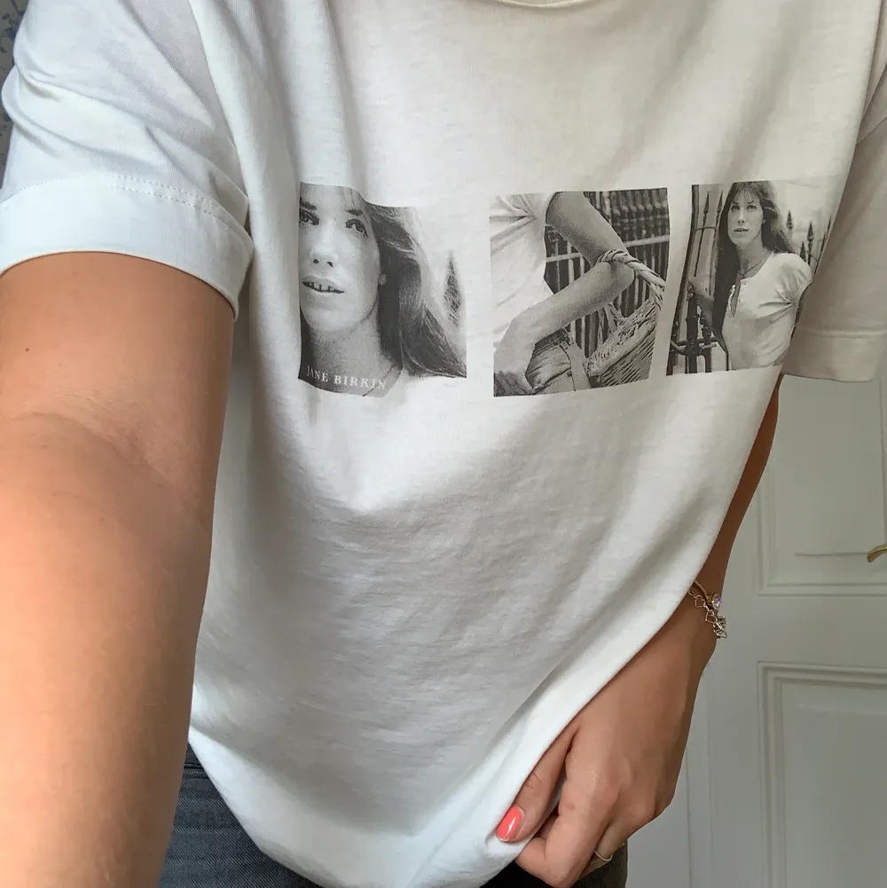 Säljer en cool t-shirt med tryck. Den är köpt för 500kr på Massimo Dutti och jag säljer den för 200kr+frakt. Den är i storlek XS och passar mig som är S/M. Skriv för fler bilder❤️ . T-shirts.