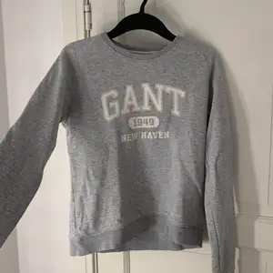Fin grå tröja från Gant i bra skick. Köpare står för frakten, skriv om du har några frågor! 😄