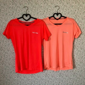 Träningströjor  - Tunna, riktigt härliga träningströjor i 100% polyester. Stretchiga och mycket svala. Perfekta för träningspasset.  Använda men i bra skick.  Köp 1 för 20 eller båda för 30.   Köp gärna mer av mig. Samfraktar såklart! 