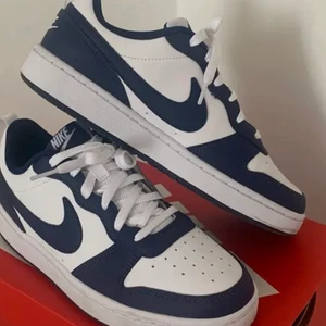 Nike skor - Säljer dom för jag tröttnat på dom! Jätte jätte fina😊