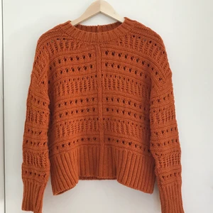 Stickad orange tröja - Superfint stickad tröja i en jättfin orange färg. Den är s men då är den ganska oversized💕