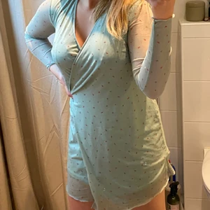 Blommig klänning - En supersöt klänning, som jag säljer då jag känner att den inte riktigt kommit till användning hos mig. Köpt på H&M för bara någon månad sedan. ❗️Urspungligt pris: 199kr❗️