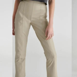 Skinnbyxor  - Superfina beiga "Malva Pu Trousers" från gina tricot. De är  skinnbyxor som sitter som en smäck. Säljer då jag inte använder dem. Vid fler frågor eller bilder, tveka inte på att höra av dig! 