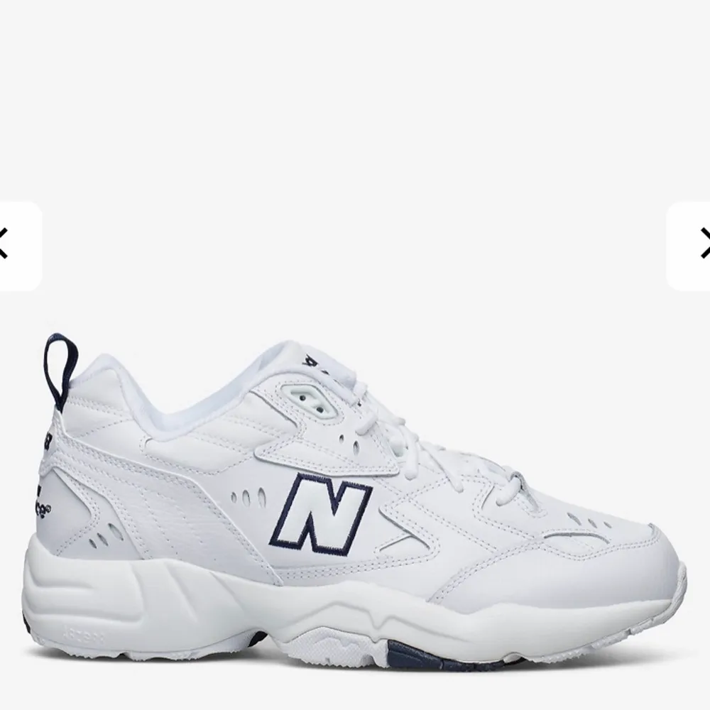 Perfekta vita sneakers! Säljer ett par oanvända New Balance skor i storlek 40 men passar även mig som har 39. Nypris ligger på 950 men säljer för 500. Egna bilder på skorna går att få. . Skor.